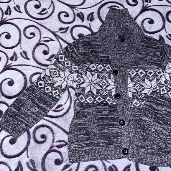 Boys size 7 SKYR cardigan. Grey with Snowflakes. Great condition - Picture 2 of 5